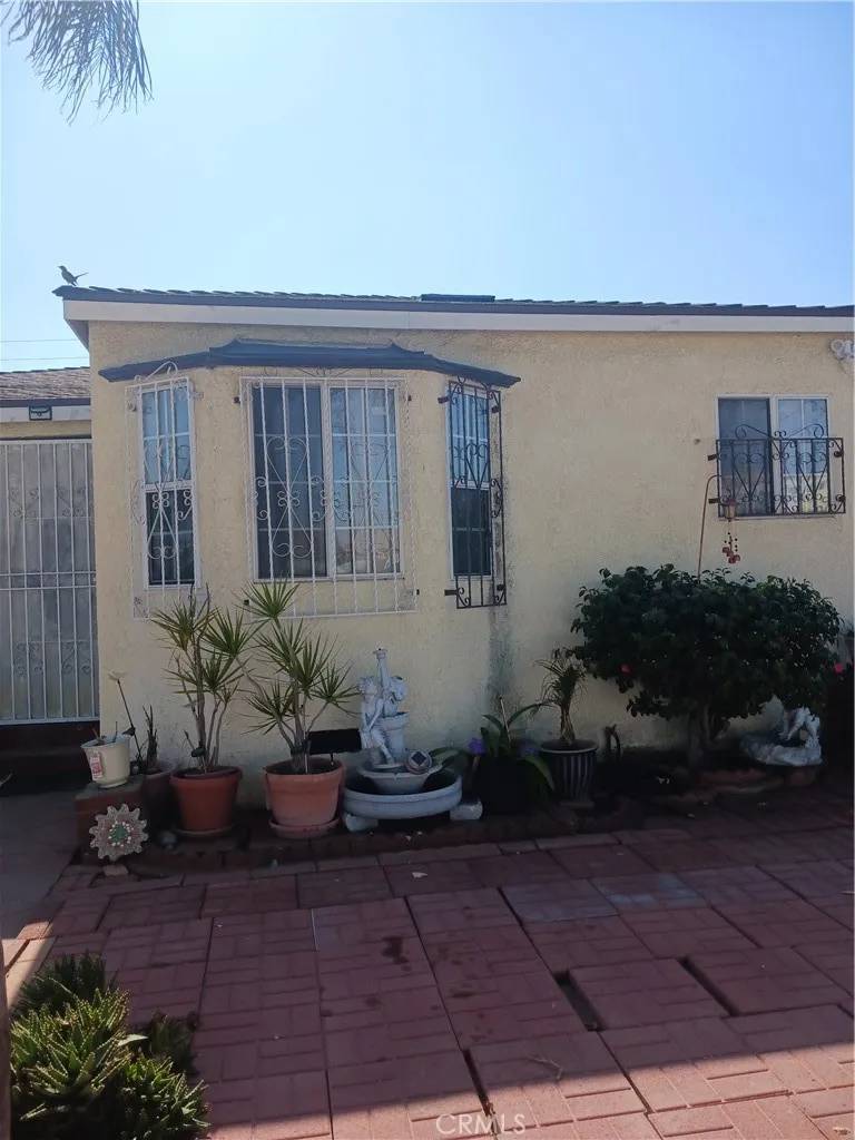 South Gate, CA 90280,2442 Southern Avenue