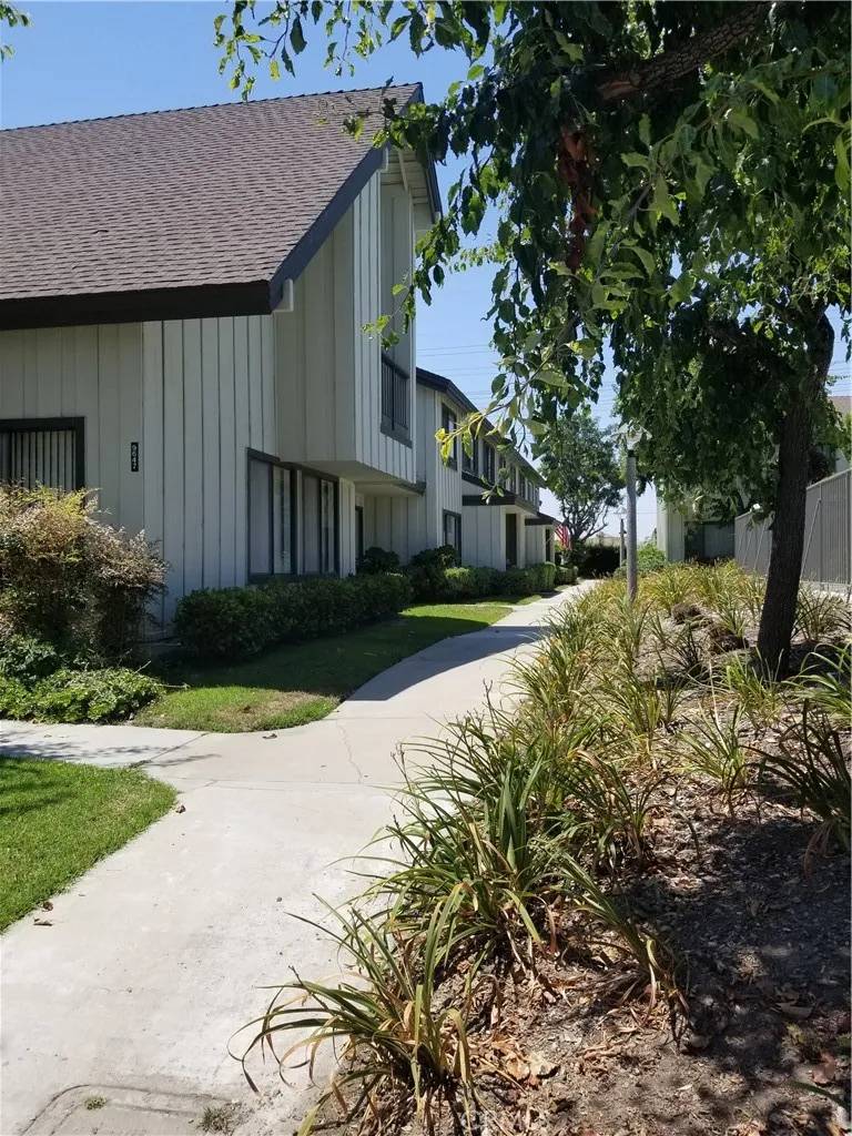 South Gate, CA 90280,9641 Karmont Avenue