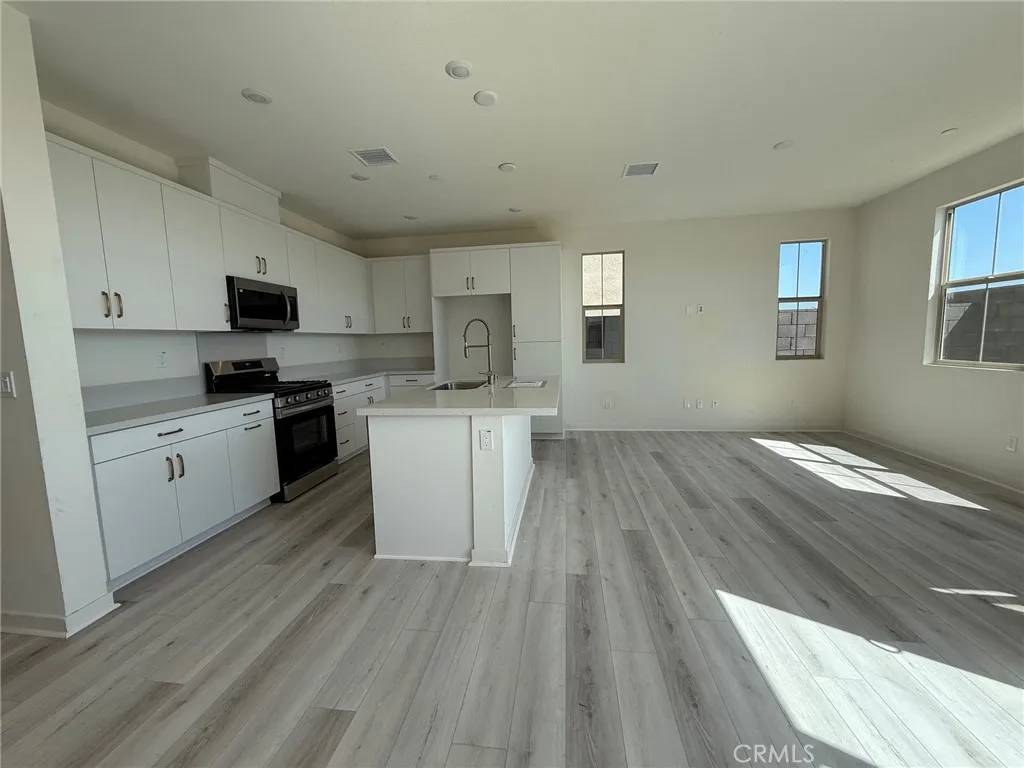 Fontana, CA 92336,15893 Blue Copper Way