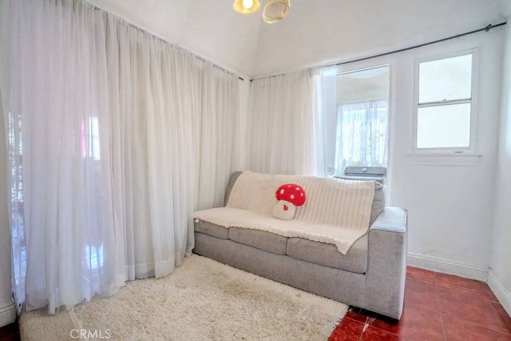 Los Angeles, CA 90001,628 E 76th Place