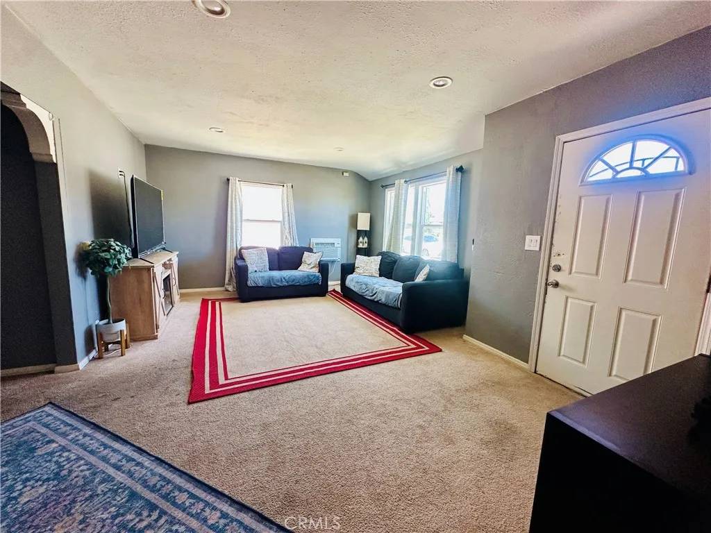 Fontana, CA 92335,8580 Mango Avenue