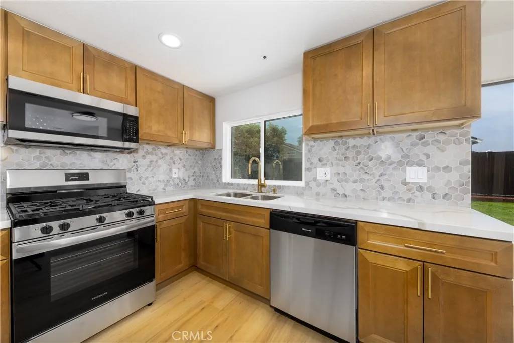 Fontana, CA 92336,17253 Dolphin Street