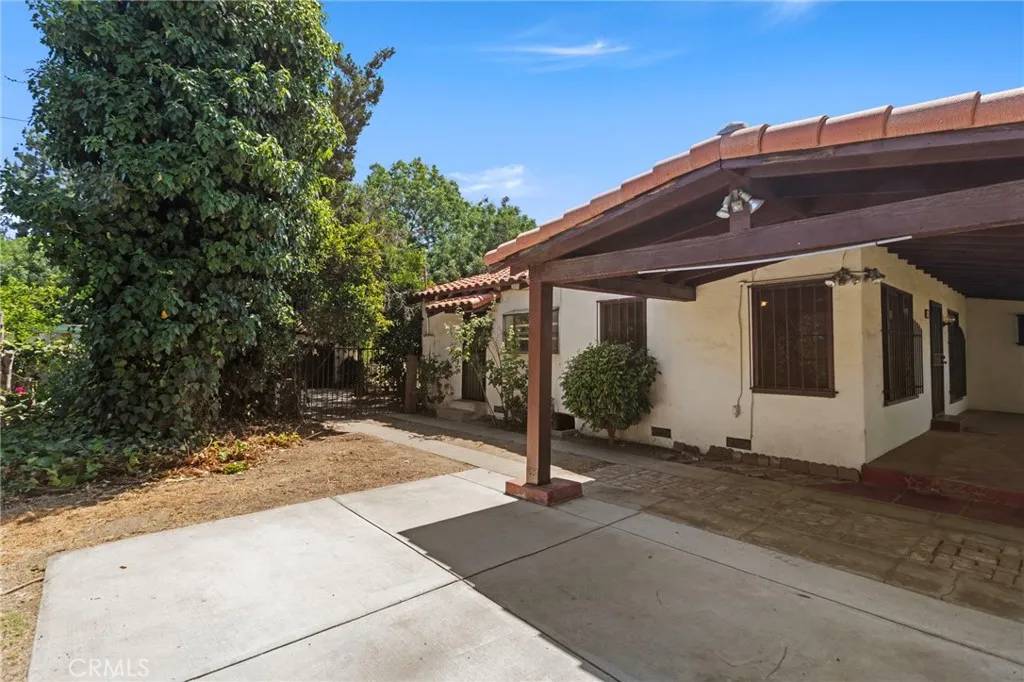 San Bernardino, CA 92405,733 W 24th Street