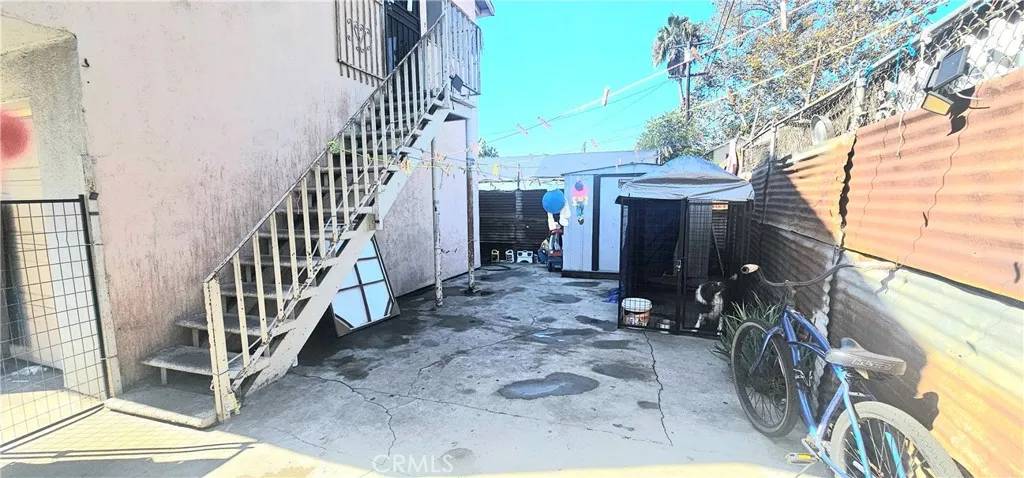 Los Angeles, CA 90001,1715 E 70th