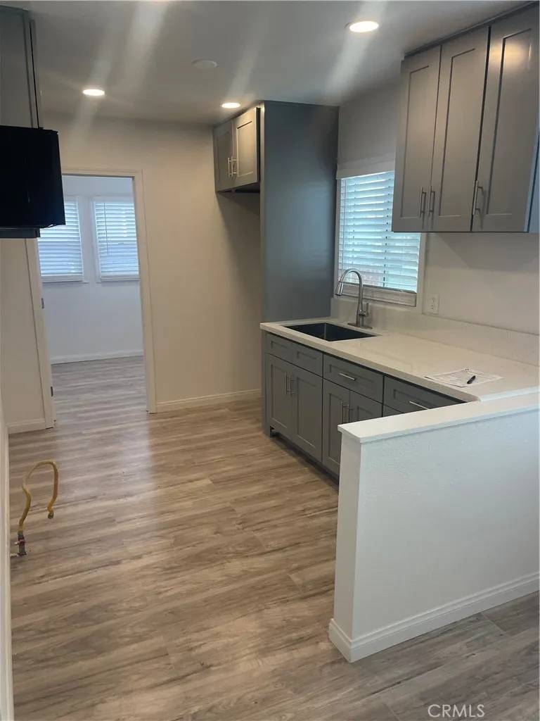 Los Angeles, CA 90003,310 E 81st