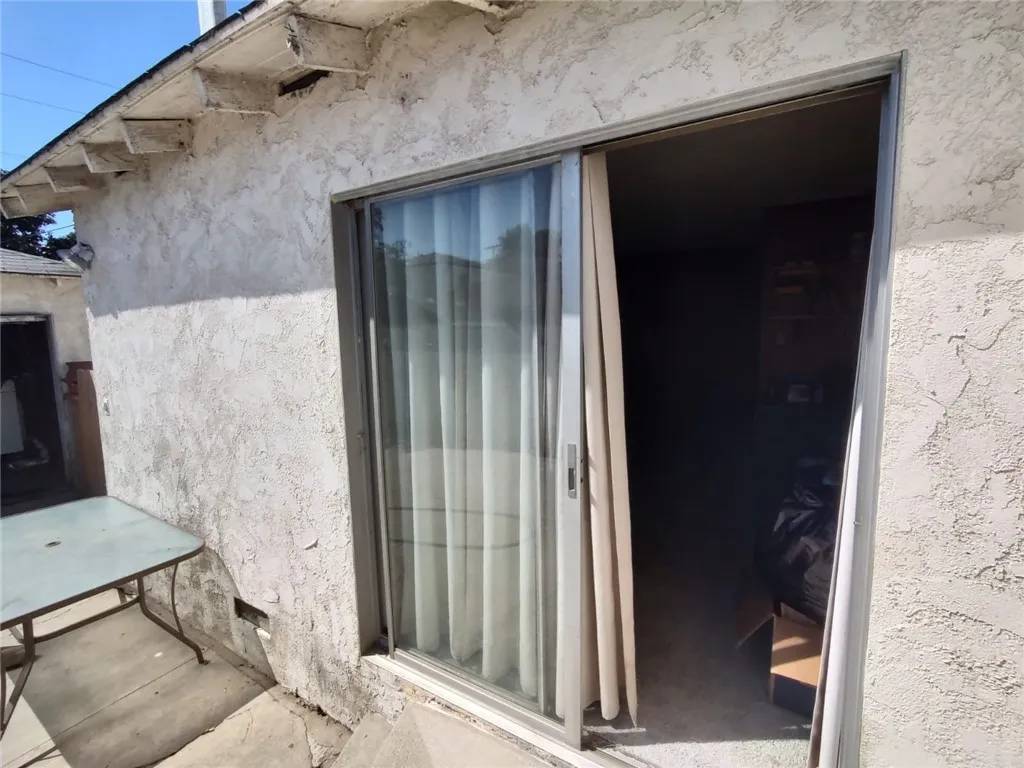 South Gate, CA 90280,5234 Duncan Way