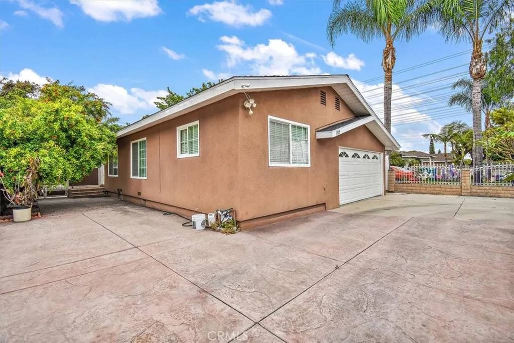 Paramount, CA 90723,7113 San Luis Street