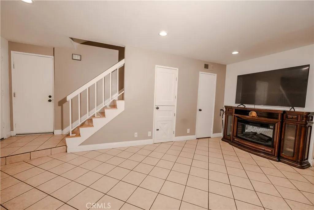 Paramount, CA 90723,8548 Elburg Street #C