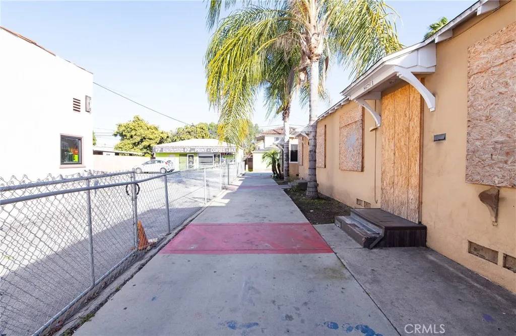 South Gate, CA 90280,8676 State Street