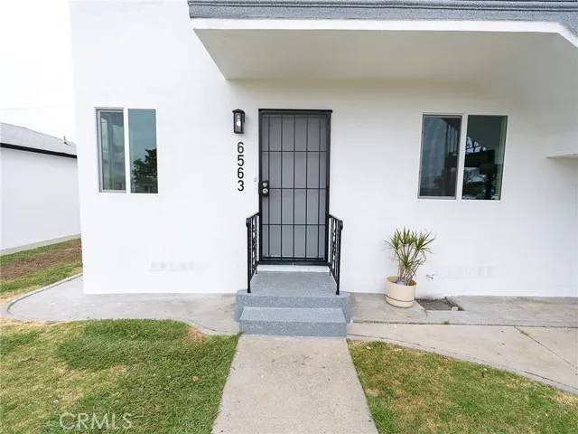 Los Angeles, CA 90022,6563 Southside Drive