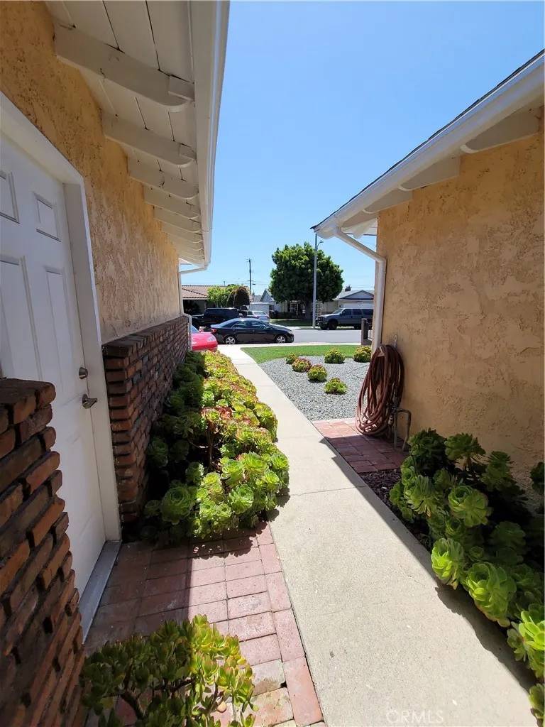 Downey, CA 90242,8743 Dorian Street
