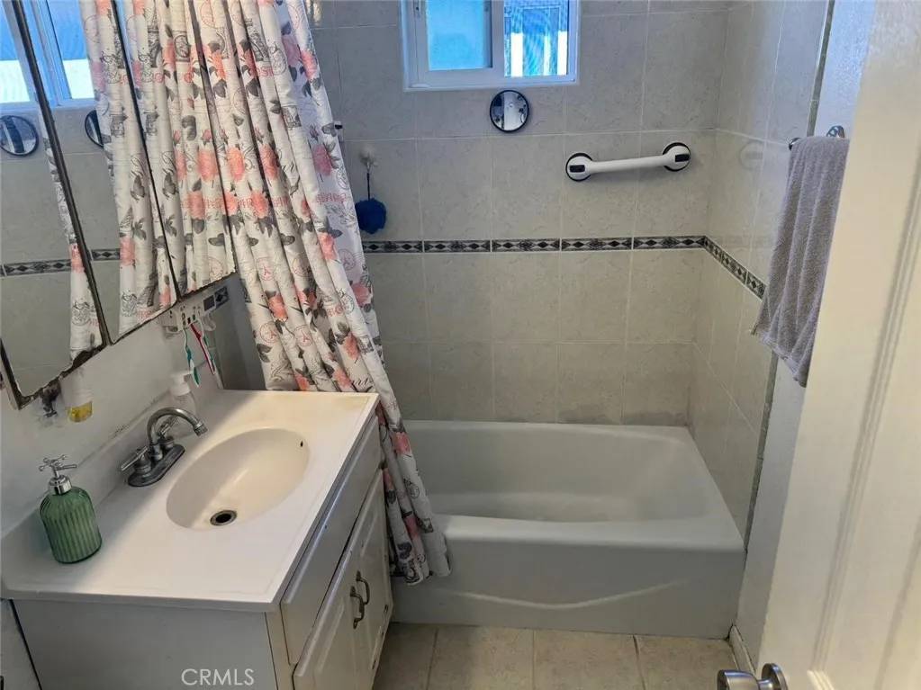 Paramount, CA 90723,8318 Howe