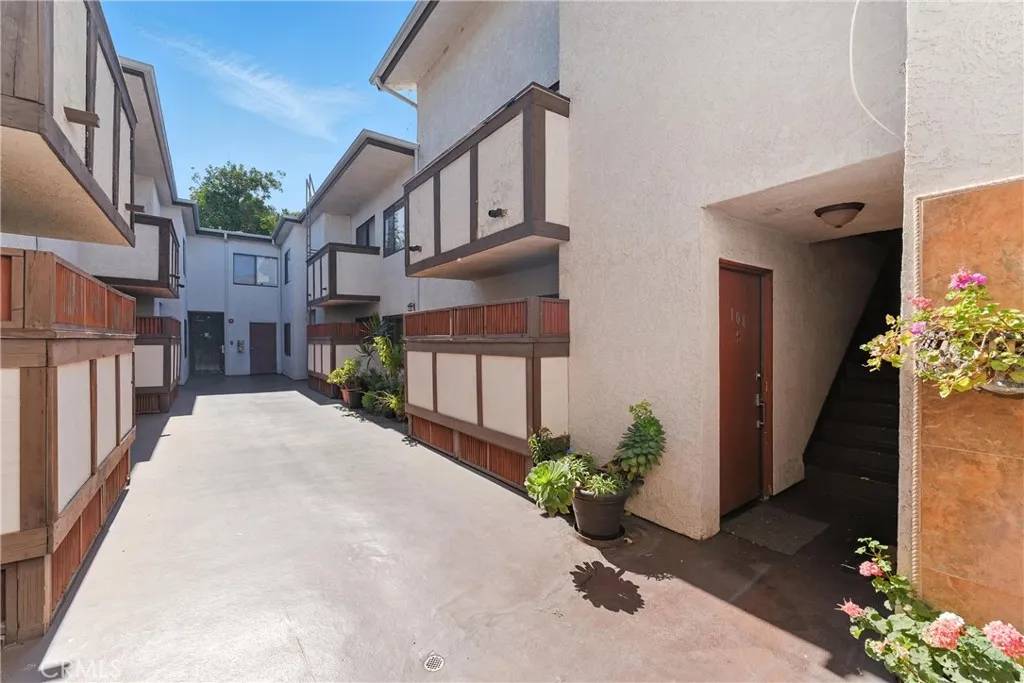 Van Nuys, CA 91401,6250 Fulton Avenue #104