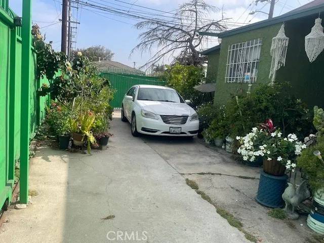 Los Angeles, CA 90001,1113 E 83rd Street