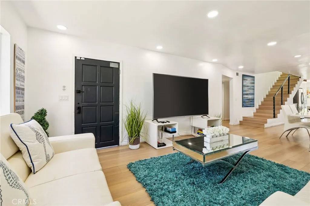 Venice, CA 90291,835 Sunset Avenue