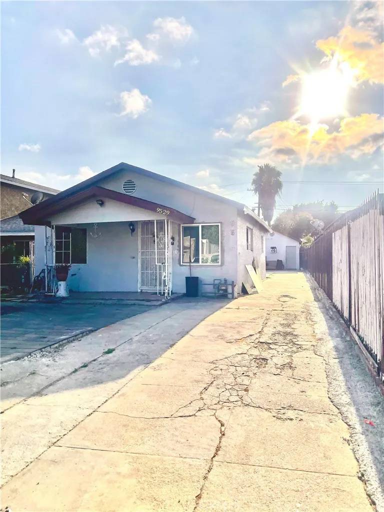 South Gate, CA 90280,9529 San Juan Avenue