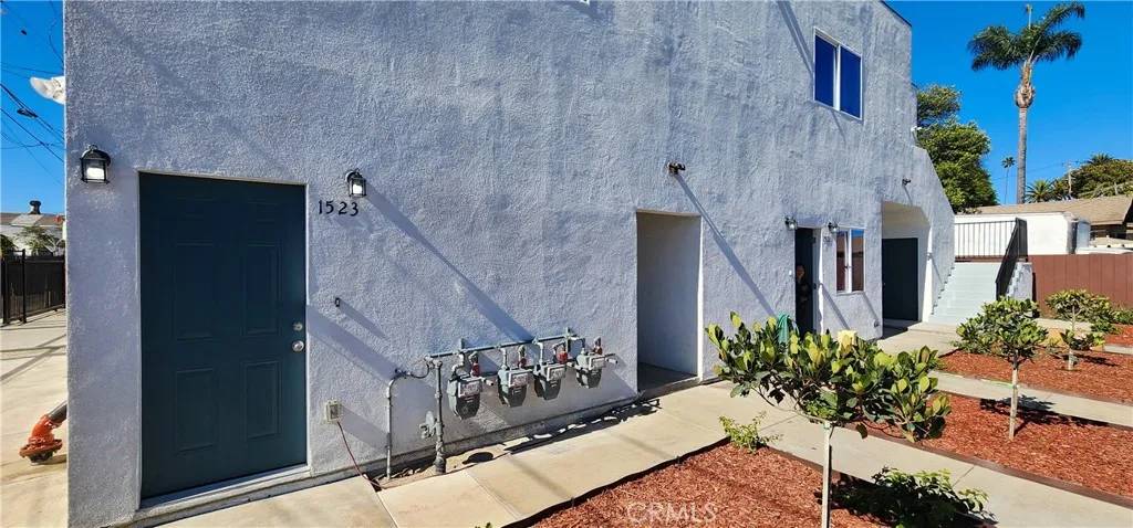 Los Angeles, CA 90001,1521 E 66th Street