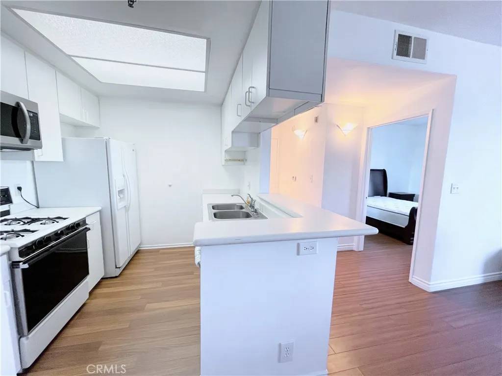 Reseda, CA 91335,19350 Sherman Way #137