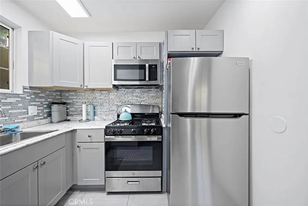 Inglewood, CA 90305,2406 W 76TH ST