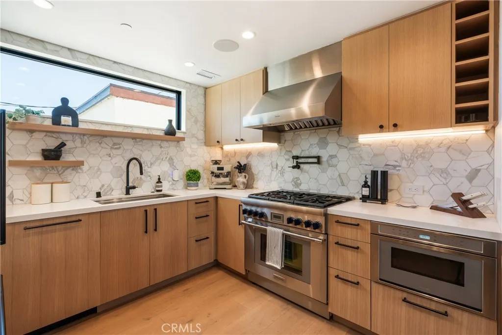 Corona Del Mar, CA 92625,521 Iris