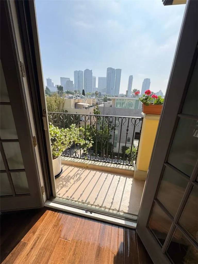Los Angeles, CA 90025,1835 Pandora Avenue #402