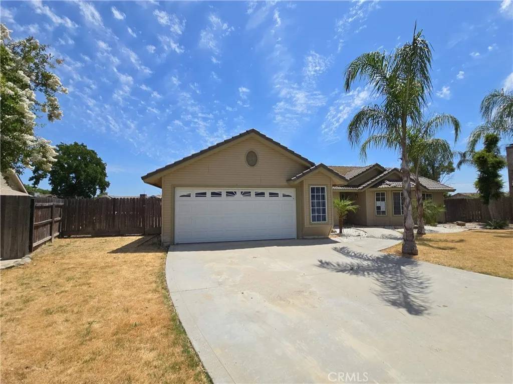 Kerman, CA 93630,568 Walnut Court
