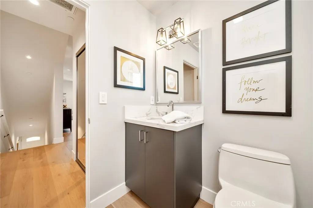 Toluca Lake, CA 91602,10614 Kareen Court