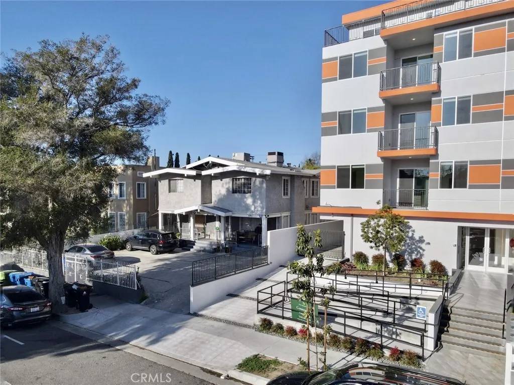 Los Angeles, CA 90004,543 N Heliotrope Drive