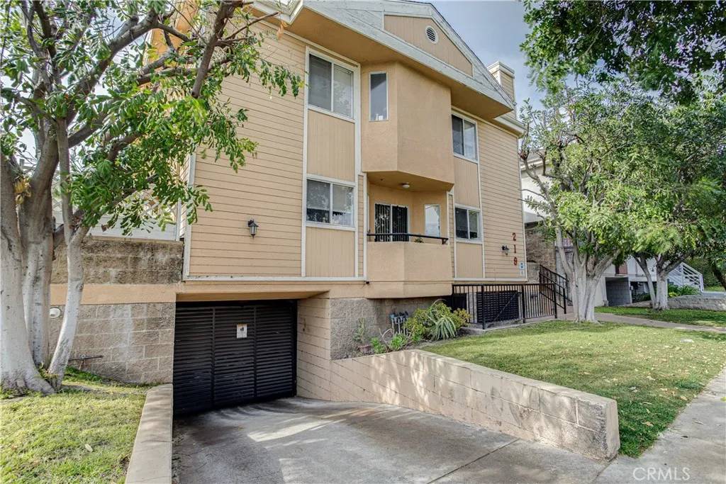 Glendale, CA 91206,219 N Adams #8
