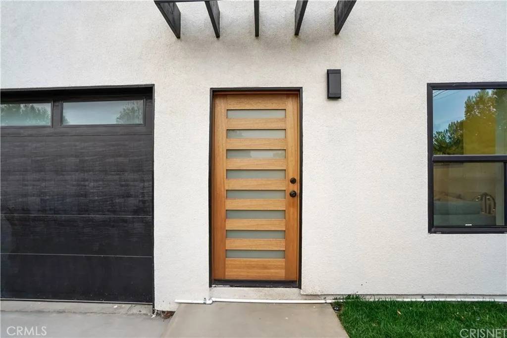 Encino, CA 91316,18060 Oxnard Street