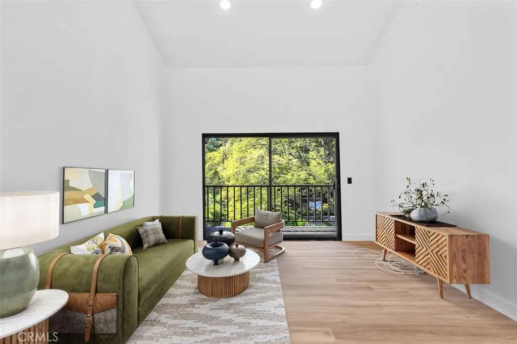 Los Angeles, CA 90042,4210 Via Arbolada #317