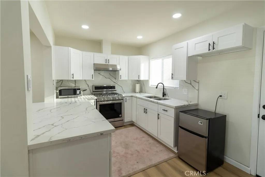 Van Nuys, CA 91406,6921 Encino Avenue