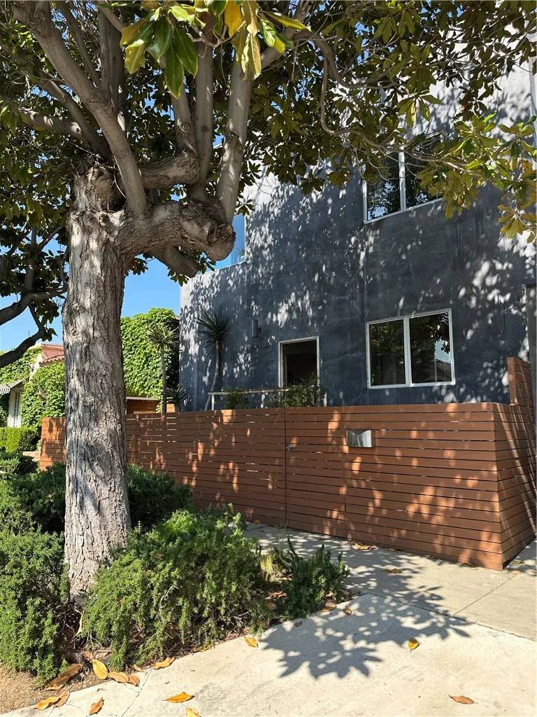 Los Angeles, CA 90026,1419 Angelus Avenue