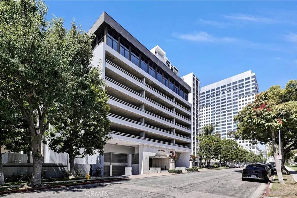 Glendale, CA 91203,345 Pioneer Drive #205