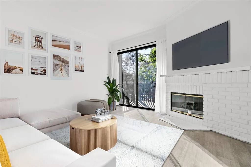 North Hollywood, CA 91601,5100 Riverton Ave #5