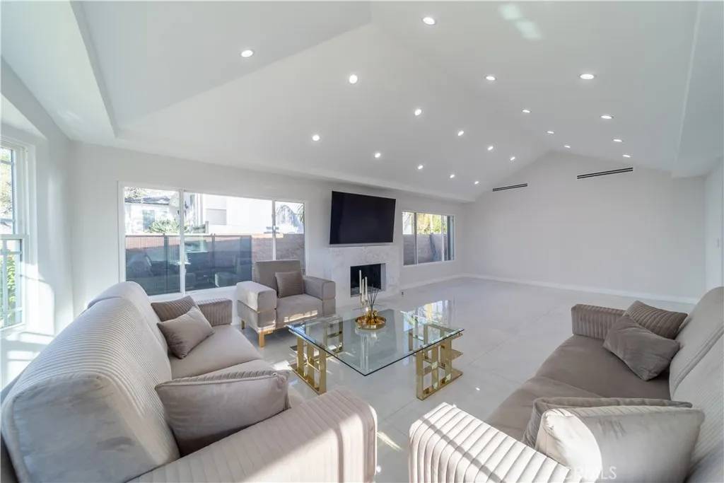 Burbank, CA 91501,902 E WALNUT Avenue