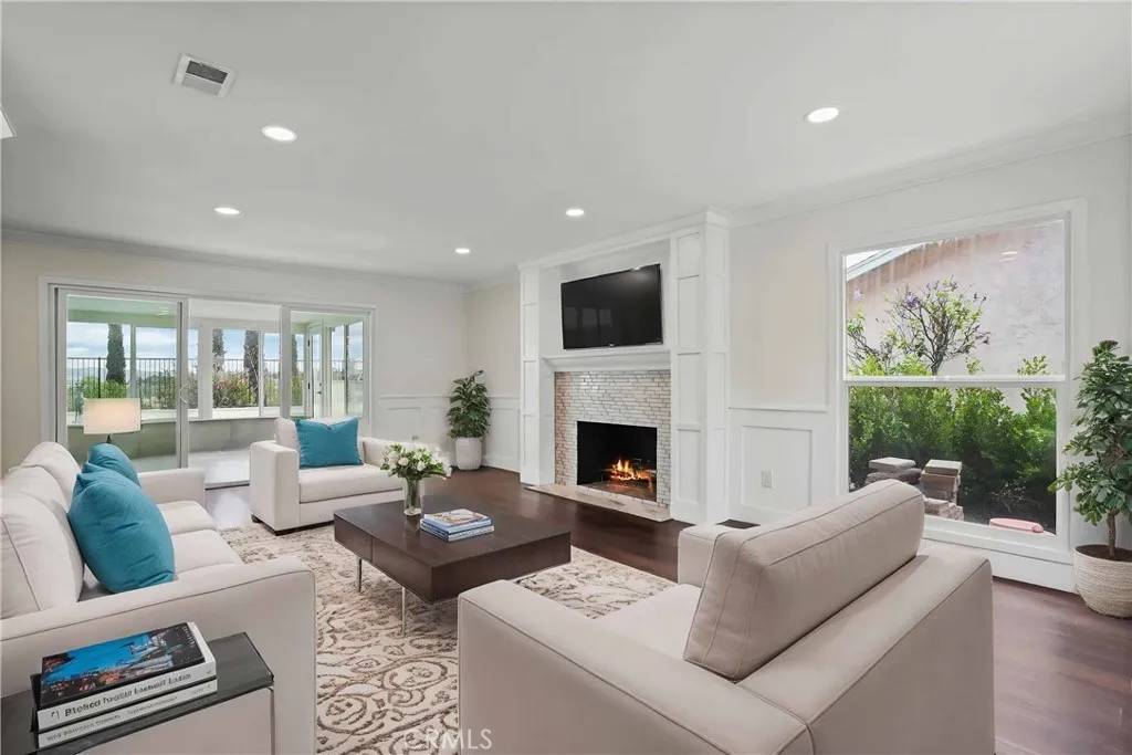 Chatsworth, CA 91311,22100 Acorn St Street