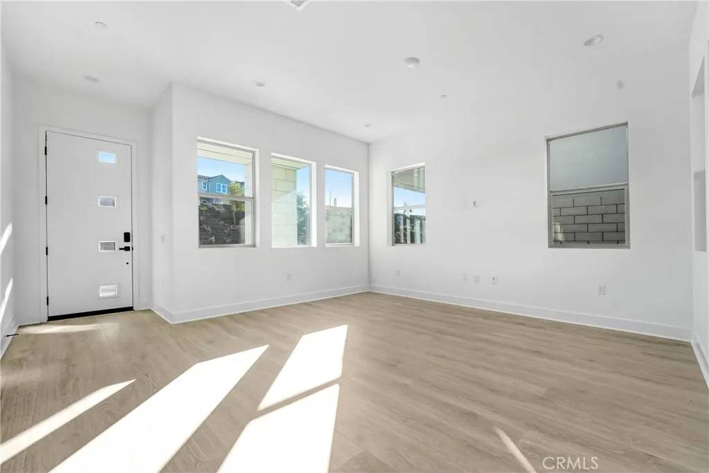 Valencia, CA 91381,27346 Creekwood Lane