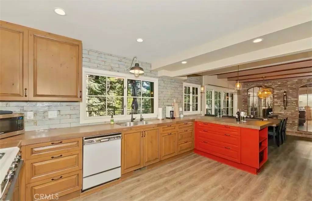 Lake Arrowhead, CA 92352,375 Terrace Road