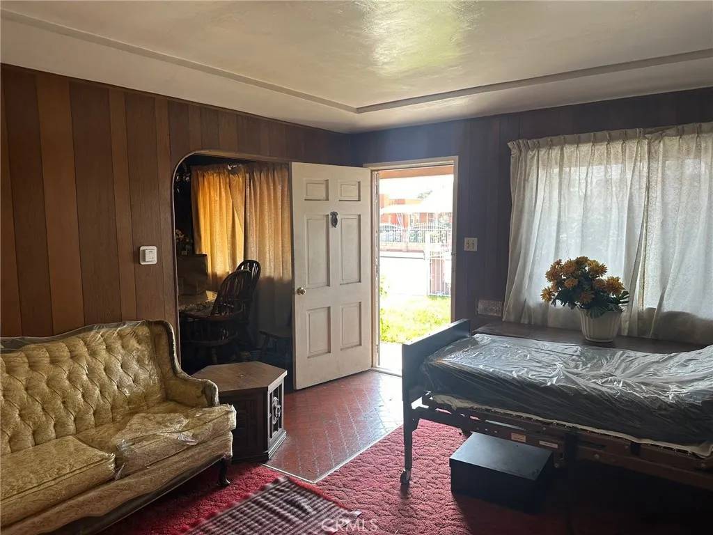 South Gate, CA 90280,2549 Kansas Avenue