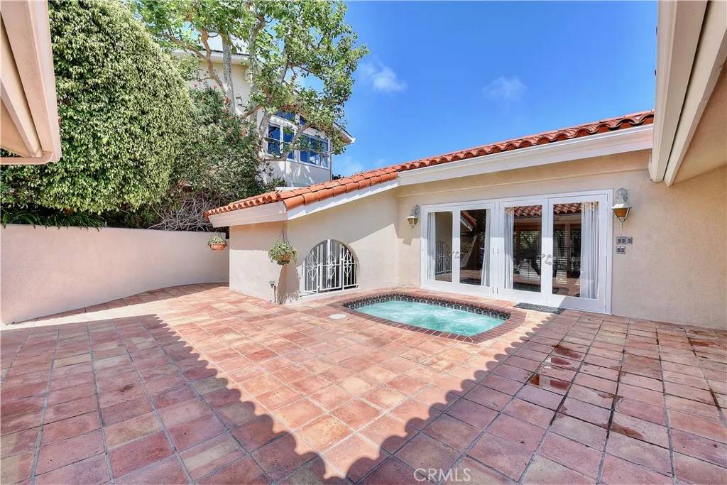 Laguna Beach, CA 92651,906 EMERALD BAY