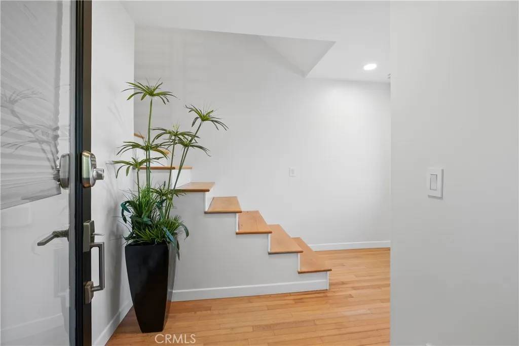 Laguna Beach, CA 92651,901 Summit Drive