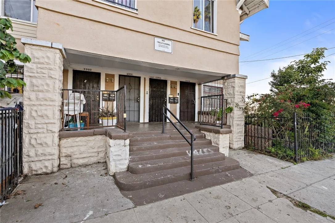 Los Angeles, CA 90011,4301 Woodlawn Avenue