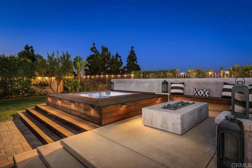 Carlsbad, CA 92011,6632 Surf Crest Street