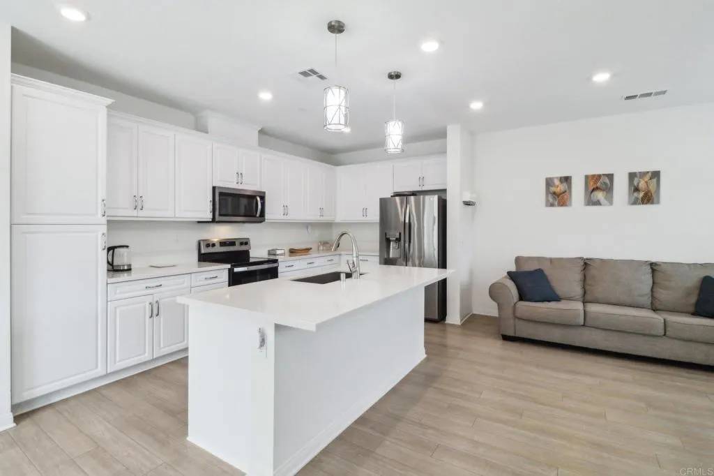 Vista, CA 92083,1338 Mesquite Dr