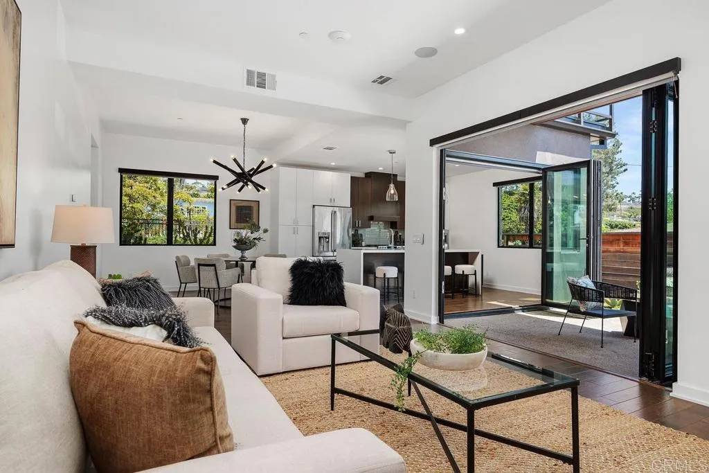 Solana Beach, CA 92075,731 Valley Avenue