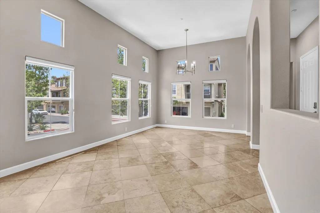 San Diego, CA 92129,13325 Via Tresca #7