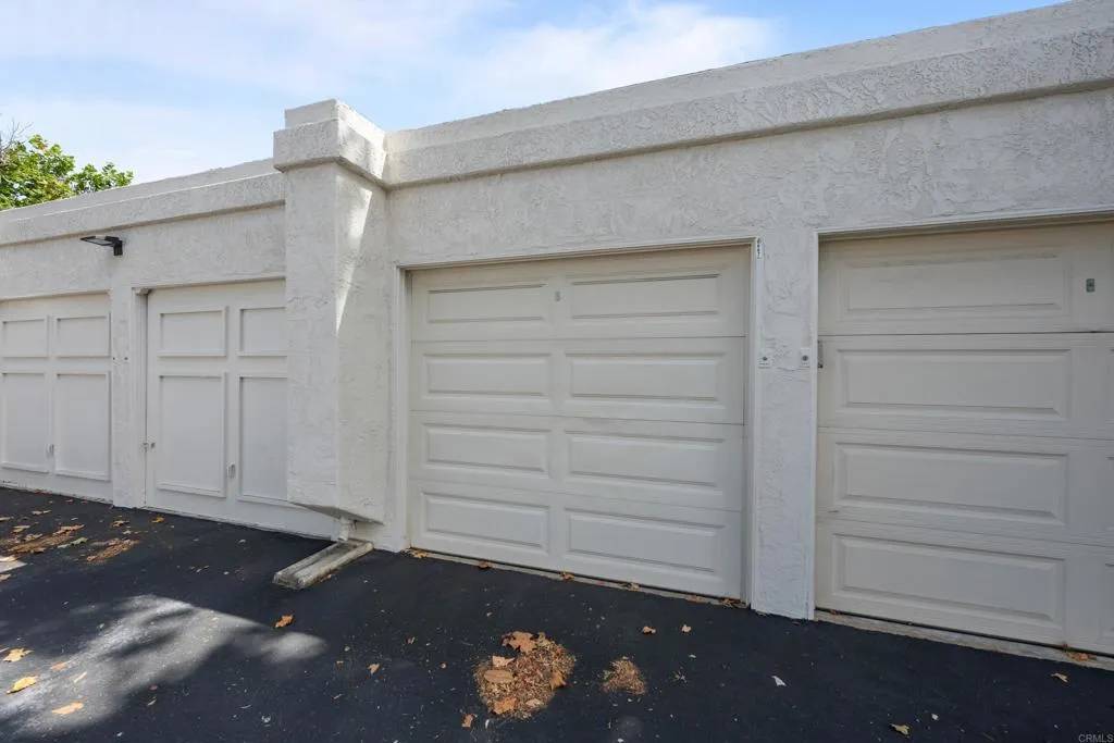 Carlsbad, CA 92011,6867 Maple Leaf Drive