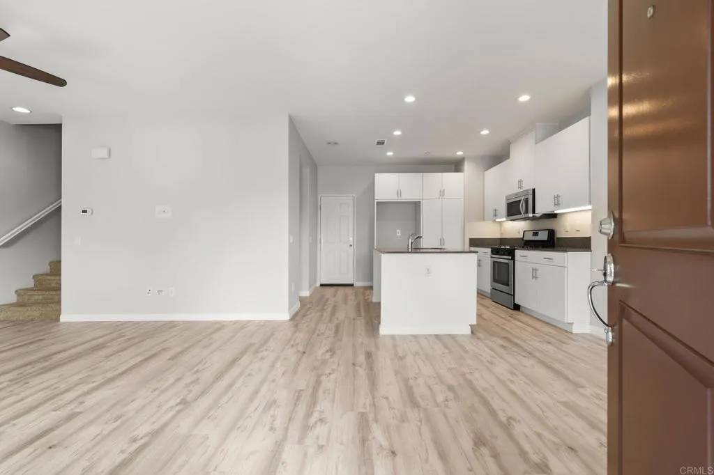 Oxnard, CA 93036,343 American River Ct