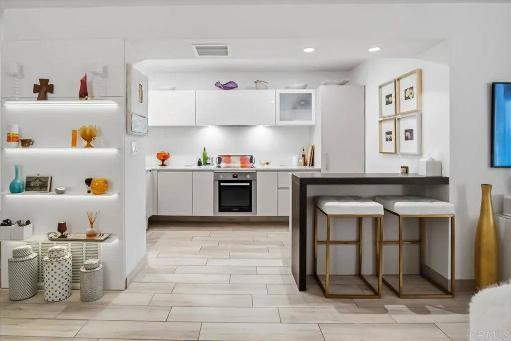 Encinitas, CA 92024,940 Sealane Dr #3